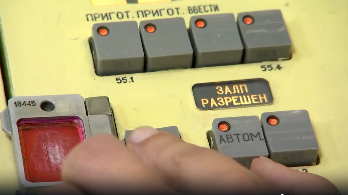 俄羅斯核武部隊進行演習,圖為潛艦的飛彈發射按鈕。(資料照,AP) 俄羅斯核武部隊進行演習,圖為潛艦的飛彈發射按鈕。(資料照,AP)