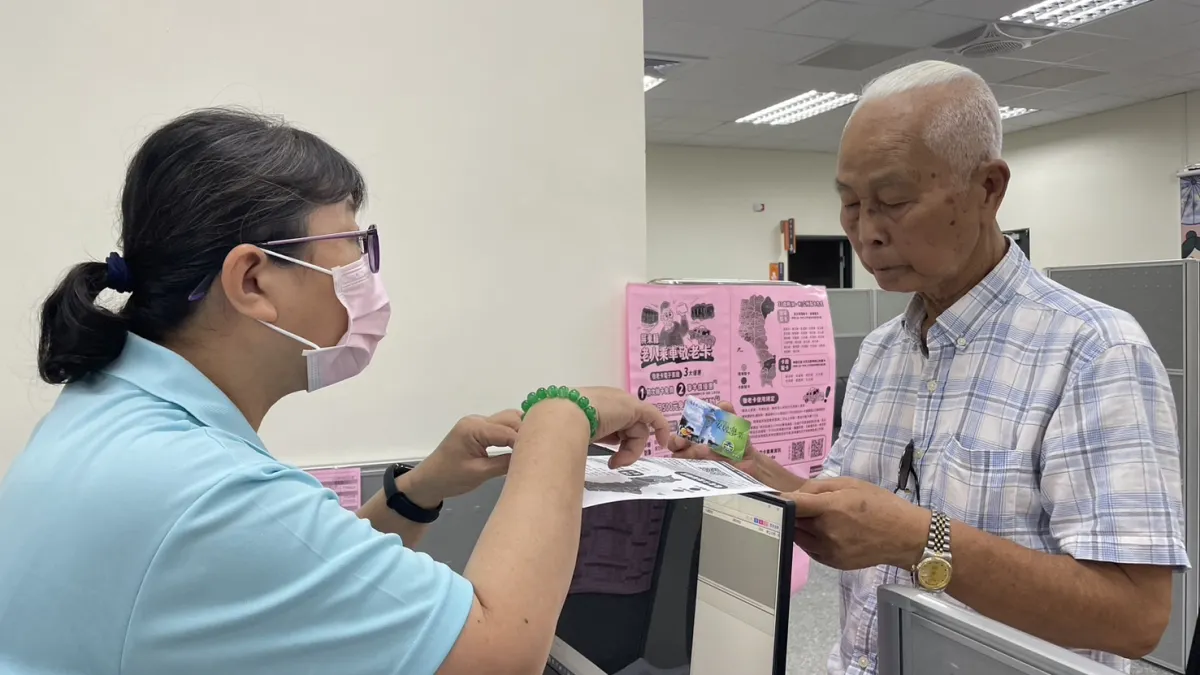 屏東縣敬老卡、博愛 (含陪伴) 卡開放全縣各鄉鎮臨櫃製卡。(圖/屏東縣政府社會處提供)