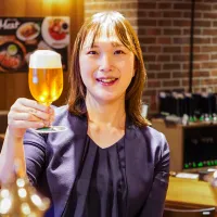 榎本酒類など業務用酒販店6社は、日本酒市場の需要開拓に向け、温かい出汁と日本酒を組み合わせた「出汁割りプロジェクト」を始動した。専用PB酒の開発などを通じ、初年度1000店舗への導入を目指す。(榎本酒類株式会社PR事務局提供) 榎本酒類など業務用酒販店6社は、日本酒市場の需要開拓に向け、温かい出汁と日本酒を組み合わせた「出汁割りプロジェクト」を始動した。専用PB酒の開発などを通じ、初年度1000店舗への導入を目指す。(榎本酒類株式会社PR事務局提供)