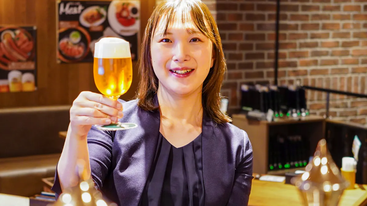 榎本酒類など業務用酒販店6社は、日本酒市場の需要開拓に向け、温かい出汁と日本酒を組み合わせた「出汁割りプロジェクト」を始動した。専用PB酒の開発などを通じ、初年度1000店舗への導入を目指す。(榎本酒類株式会社PR事務局提供)