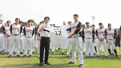 副總統賴清德10月30日接受中職統一獅「救援王」陳韻文捐出的實戰球衣並與球員合照。(取自賴清德臉書)