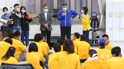 台北市長柯文哲訪視興隆公宅喜憨兒基金會文山工坊防疫措施。(顏麟宇攝)