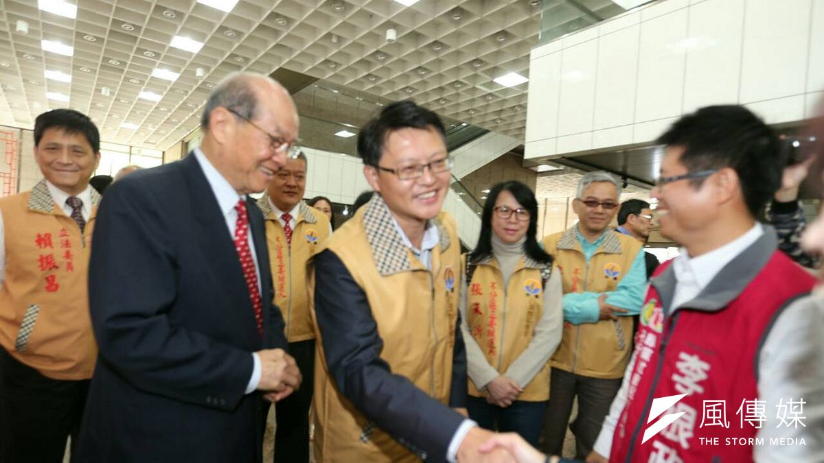 台聯、綠社盟今日登記,台聯黨主席黃昆輝巧遇綠社盟參選人李根政。(陳明仁攝) 台聯、綠社盟今日登記,台聯黨主席黃昆輝巧遇綠社盟參選人李根政。(陳明仁攝)