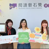 杉林分館榮獲閱讀推手獎,李金鴦館長與陳思妘分館主任手持杉林三寶吉祥物手板同慶。(圖/高市圖提供) 杉林分館榮獲閱讀推手獎,李金鴦館長與陳思妘分館主任手持杉林三寶吉祥物手板同慶。(圖/高市圖提供)