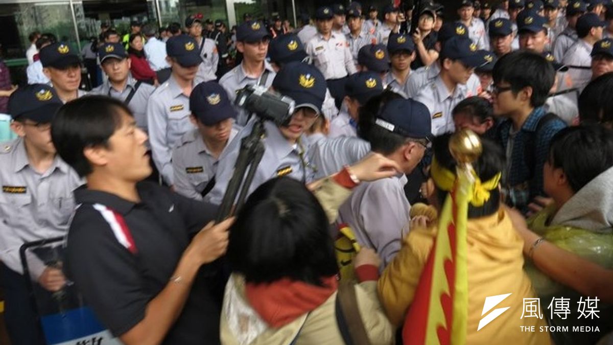 青年樂生聯盟抗議新莊機廠持續興建,並有意搬動樂生院民,他們在向台北市政府請願時爆發衝突,刑警現場搜證。(取自Kuo Sh臉書 青年樂生聯盟抗議新莊機廠持續興建,並有意搬動樂生院民,他們在向台北市政府請願時爆發衝突,刑警現場搜證。(取自Kuo Sh臉書