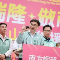 民進党の高雄市長選候補、頼瑞隆氏(手前中央)は、松山空港の移転検討と開発には少なくとも10年以上を要すると指摘した。(資料写真/頼瑞隆事務所提供) 民進党の高雄市長選候補、頼瑞隆氏(手前中央)は、松山空港の移転検討と開発には少なくとも10年以上を要すると指摘した。(資料写真/頼瑞隆事務所提供)