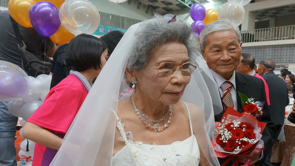 千歲級鑽石婚粉墨登場 阿公阿嬤超幸福