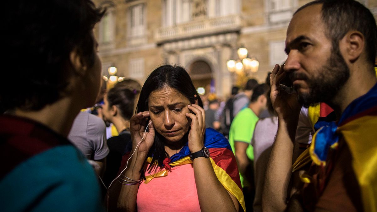 西班牙宣布接管加泰隆尼亞自治區,數十萬民眾上街抗議,聆聽自治區政府主席普吉德蒙的談話。(美聯社) 西班牙宣布接管加泰隆尼亞自治區,數十萬民眾上街抗議,聆聽自治區政府主席普吉德蒙的談話。(美聯社)