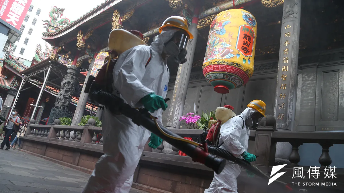國內疫情升溫,公民防疫意識必須重新上緊發條。圖為萬華大消毒。(顏麟宇攝)