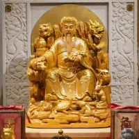 寵佑宮の保生大帝は、位階上許されている龍袍ではなく、素朴な医師の装いをしている。左手側には猫が寄り添い、右手を犬の頭に置く。周囲には11の動物と神獣が並ぶ。(張瑜萍撮影) 寵佑宮の保生大帝は、位階上許されている龍袍ではなく、素朴な医師の装いをしている。左手側には猫が寄り添い、右手を犬の頭に置く。周囲には11の動物と神獣が並ぶ。(張瑜萍撮影)