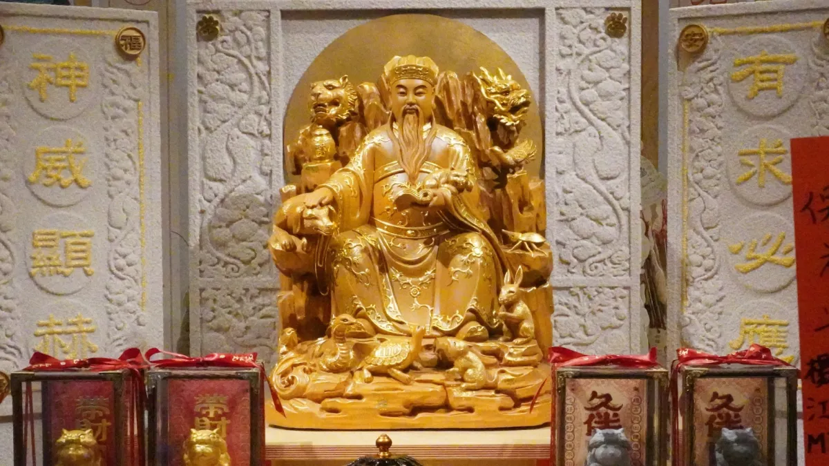 Cho Yuu Temple's Baosheng Emperor wears a country doctor's dress rather than the dragon robe his rank allows, with a cat at his left hand and his right resting on a dog. Eleven animals and divine beasts sit with him. (Photo by Chang Yu-ping)