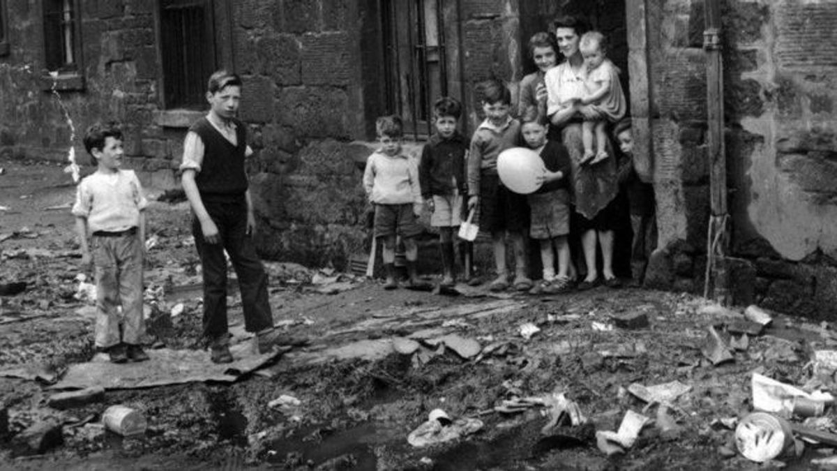 英國貧民窟一般和工業革命與維多利亞時期相聯繫,那時候的貧民住房被稱作「住人的牛棚」,這種狀況一直存在到1940年代(1930的英國貧民區)。(BBC中文網) 英國貧民窟一般和工業革命與維多利亞時期相聯繫,那時候的貧民住房被稱作「住人的牛棚」,這種狀況一直存在到1940年代(1930的英國貧民區)。(BBC中文網)