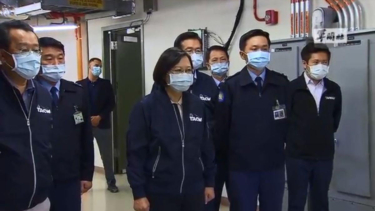 總統蔡英文13日在樂山雷達站聽取簡報,左三為是美國原廠技術代表者。(取自軍聞社影片) 總統蔡英文13日在樂山雷達站聽取簡報,左三為是美國原廠技術代表者。(取自軍聞社影片)