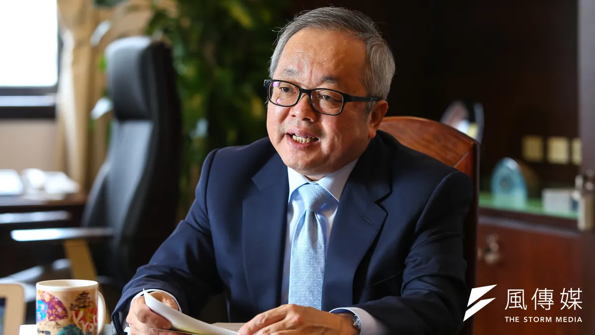 國家安全會議諮詢委員施俊吉4日接受《風傳媒》專訪,從「台商資金匯回專法」立法初衷,以及台商資金匯回後的管控措施,逐一對外釋疑。(顏麟宇攝)