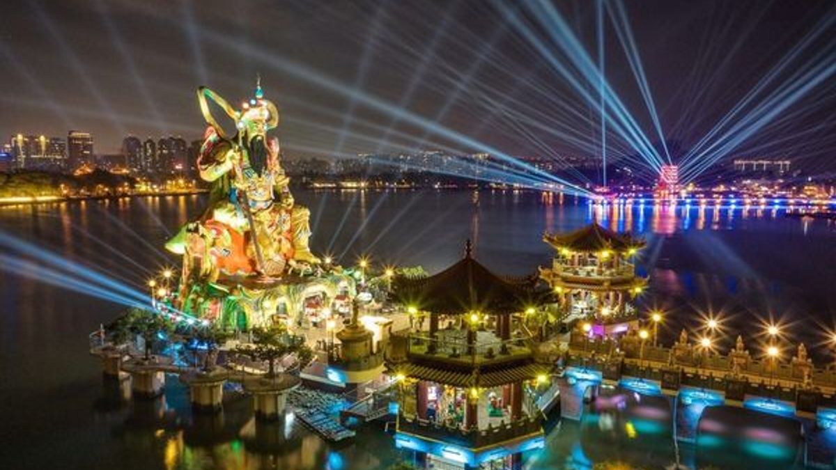 光舞蓮潭燈光展演創造古往今來的視覺與聽覺震撼感受。(圖/高市觀光局提供) 光舞蓮潭燈光展演創造古往今來的視覺與聽覺震撼感受。(圖/高市觀光局提供)