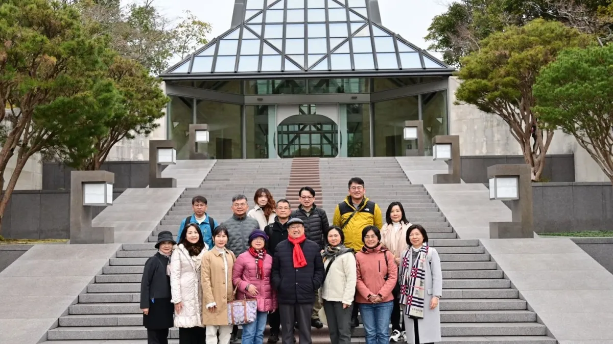 新竹縣長楊文科與縣府團隊於MIHO美術館前合影。(圖/新竹縣政府提供)