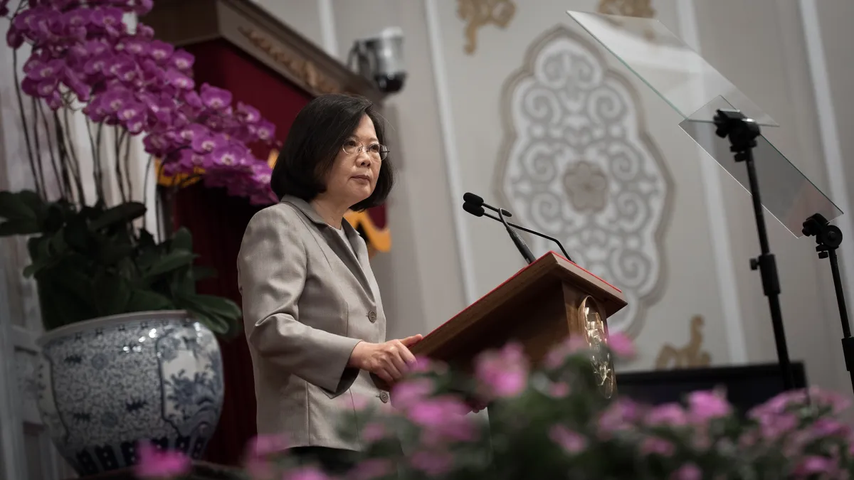 總統蔡英文今(30)日接見「美國聯邦參議院外交委員會亞太小組主席賈德納訪問團」,她表示盼能與美國討論對台軍售,並提及過去美國持續出售台灣防禦性武器,有助維持兩岸和平穩定,不僅對台灣有益,更嘉惠美國與其他理念相近的國家。(總統府提供)