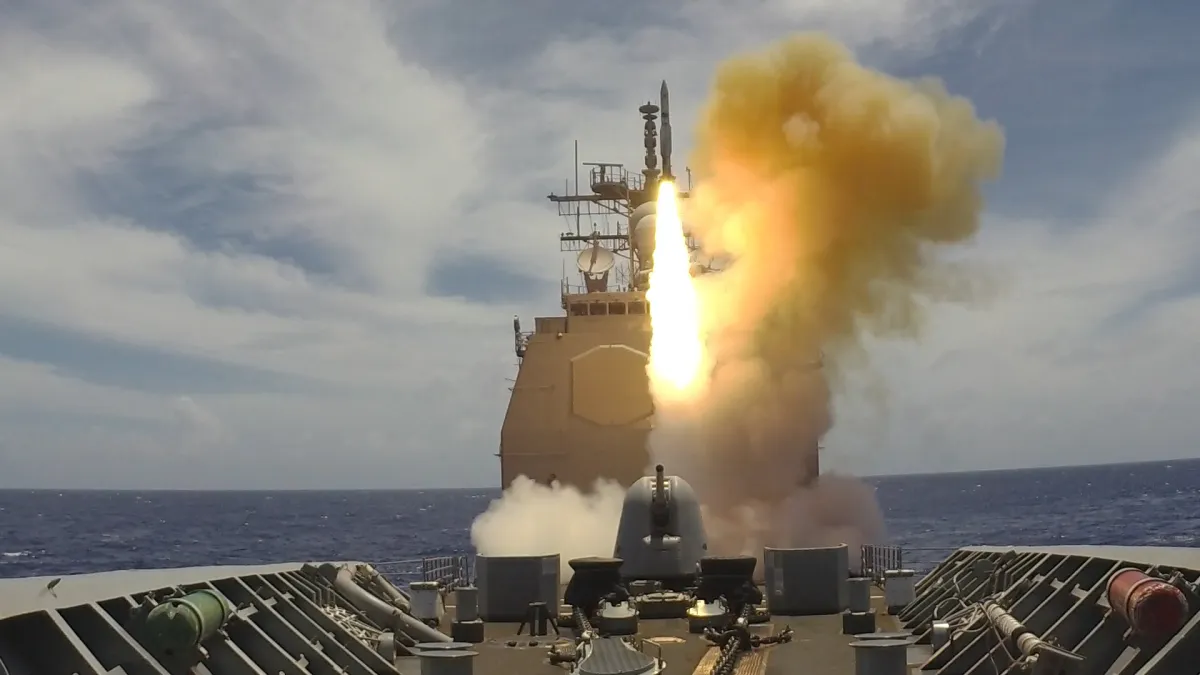 提康德羅加級巡洋艦「夏洛號」(GG-67)正透過Mk41垂直發射系統,射擊1枚「標準二型」防空飛彈。(取自美國海軍)