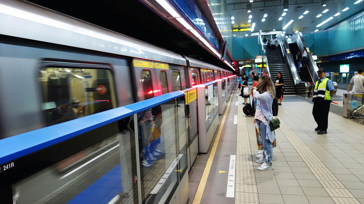 台北メトロには多くの路線が走っているが、最も馴染みのあるブルーラインには、長年の利用者でも乗ったことがない「伝説のルート」が隠されている。(イメージ写真/Unsplashより) 台北メトロには多くの路線が走っているが、最も馴染みのあるブルーラインには、長年の利用者でも乗ったことがない「伝説のルート」が隠されている。(イメージ写真/Unsplashより)