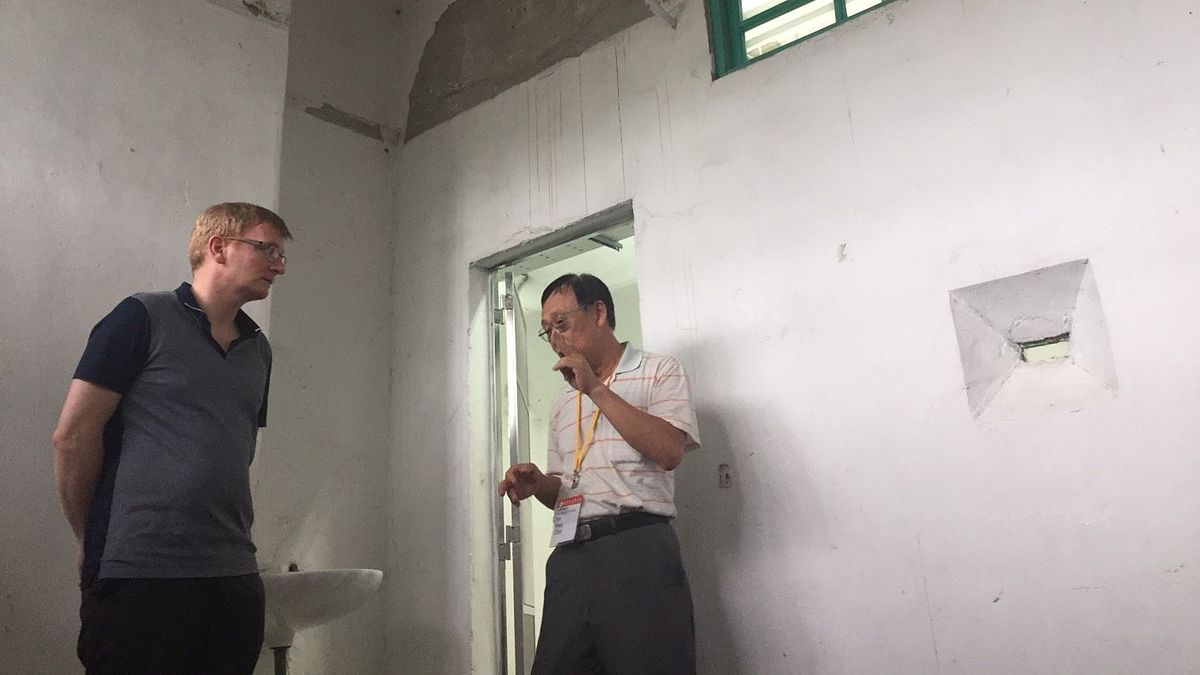 適逢台灣解嚴30周年暨二二八事件70周年,文化部邀請德國國會議員Dr. Philipp Lengsfeld來台參訪,並盼透過德國經驗,幫助文化部推動中正紀念堂轉型工作。圖中為政治受難者陳欽生(右)陪同Dr. Philipp Lengsfeld(左),回到當年白恐時期,陳被監禁的景美看守所33號押房。(文化部提供) 適逢台灣解嚴30周年暨二二八事件70周年,文化部邀請德國國會議員Dr. Philipp Lengsfeld來台參訪,並盼透過德國經驗,幫助文化部推動中正紀念堂轉型工作。圖中為政治受難者陳欽生(右)陪同Dr. Philipp Lengsfeld(左),回到當年白恐時期,陳被監禁的景美看守所33號押房。(文化部提供)
