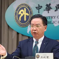 民進党陣営のスパイ事件が次々と発覚し、国家安全会議秘書長の呉釗燮氏が外務大臣を務めていた時の補佐官何仁傑氏も、共産党スパイとして吸収され、外務省の機密情報を中国情報機関員に提供した疑いがある。(顔麟宇撮影) 民進党陣営のスパイ事件が次々と発覚し、国家安全会議秘書長の呉釗燮氏が外務大臣を務めていた時の補佐官何仁傑氏も、共産党スパイとして吸収され、外務省の機密情報を中国情報機関員に提供した疑いがある。(顔麟宇撮影)