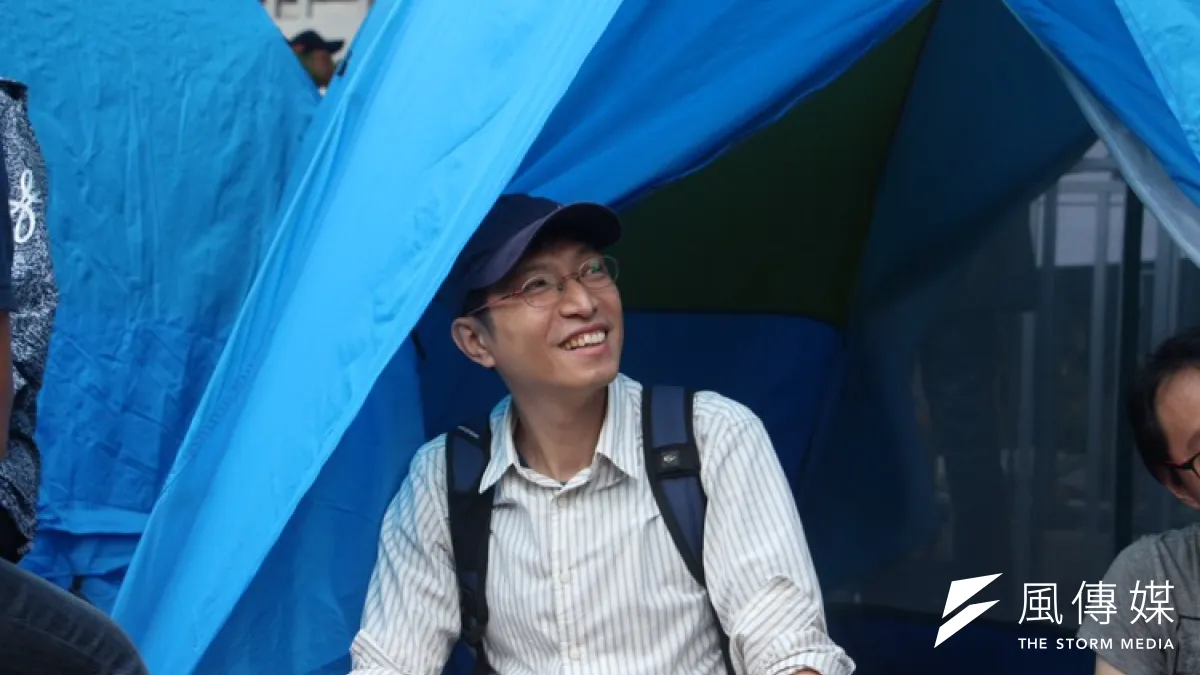 作者懇請建議執政的政治人物和教育部、立法院各黨派之立委,以及台灣的社會,請勿一方面區分公立大學和私立大學,「默認」和「默許」私校被私人、家族或財團所運作操弄。圖為亞太技術學院師生在教育部抗爭與高教工會祕書長陳政亮。(資料照,陳韡誌攝)