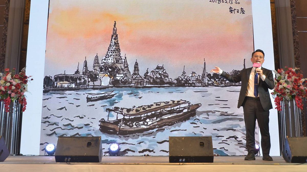 桃園市副市長蘇俊賓用自身手繪作品分享旅遊經驗。(圖/桃園市政府提供) 桃園市副市長蘇俊賓用自身手繪作品分享旅遊經驗。(圖/桃園市政府提供)