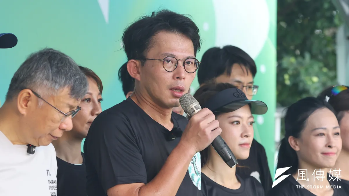 民眾黨主席黃國昌(中)的2026選戰布局戰略,黨內出現質疑聲浪。(顏麟宇攝)