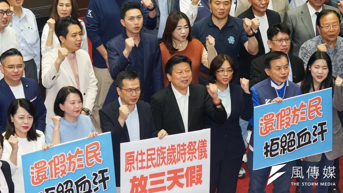 立法院「紀念日及節日實施條例草案」三讀,國民黨立院黨團歡呼定案。(蔡親傑攝)