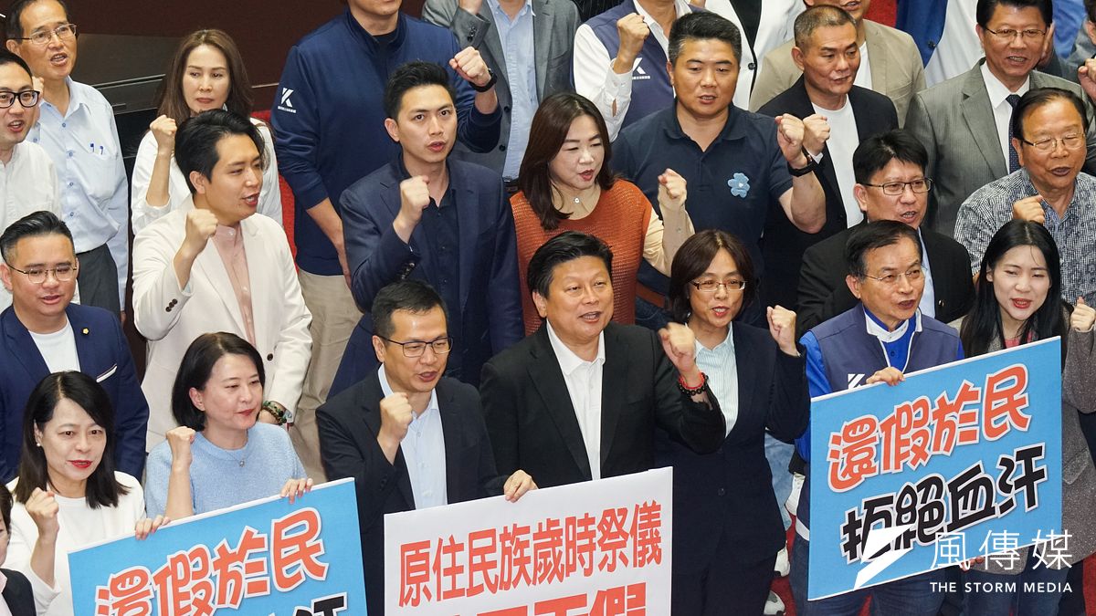 立法院「紀念日及節日實施條例草案」三讀,國民黨立院黨團歡呼定案。(蔡親傑攝) 立法院「紀念日及節日實施條例草案」三讀,國民黨立院黨團歡呼定案。(蔡親傑攝)