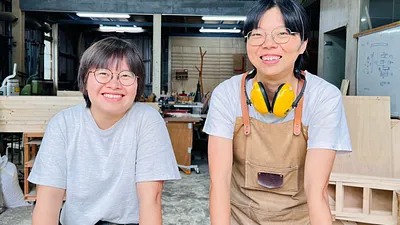 李玉琳(右)與邱品芸(左)職訓後,共組「實實做木」成功創業。(圖/勞動力發展署桃竹苗分署提供)