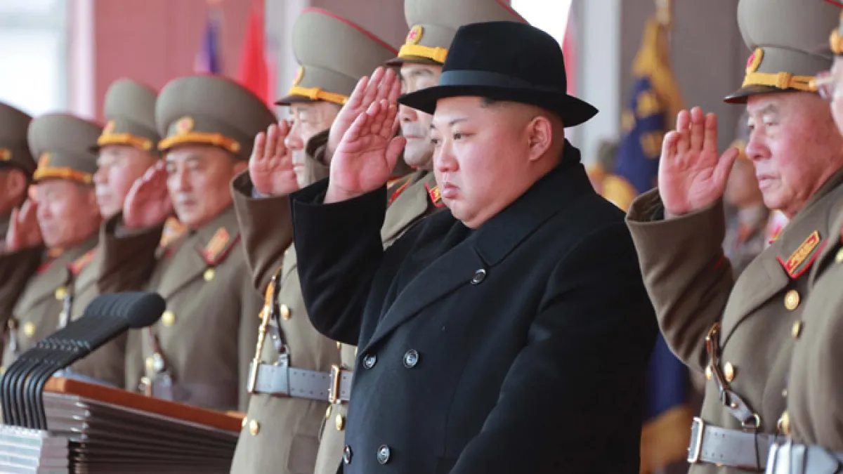 金正恩在朝鲜人民軍建軍70周年閱兵式上向部隊致意。(朝中社)