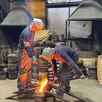 岩鋳は南部鉄器の伝統を守りつつ、彩色鉄壺を含む製品を世界30か国に展開している。(写真/黃信維撮影) 岩鋳は南部鉄器の伝統を守りつつ、彩色鉄壺を含む製品を世界30か国に展開している。(写真/黃信維撮影)