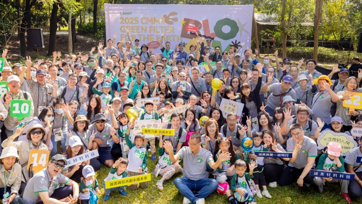 誠美材料歡慶20週年,宋妍儀董事長攜手中興大學啟動「Green Filter 綠境計畫」2百人齊植 2千株原生樹。(圖/誠美材料提供) 誠美材料歡慶20週年,宋妍儀董事長攜手中興大學啟動「Green Filter 綠境計畫」2百人齊植 2千株原生樹。(圖/誠美材料提供)