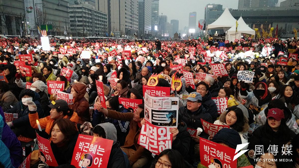 南韓民眾26日傍晚在首爾舉行第5輪燭光集會,要求總統朴槿惠就「親信門」醜聞負責並下台,現場人潮集結,可能破南韓人數紀錄。(溫芳瑜攝) 南韓民眾26日傍晚在首爾舉行第5輪燭光集會,要求總統朴槿惠就「親信門」醜聞負責並下台,現場人潮集結,可能破南韓人數紀錄。(溫芳瑜攝)