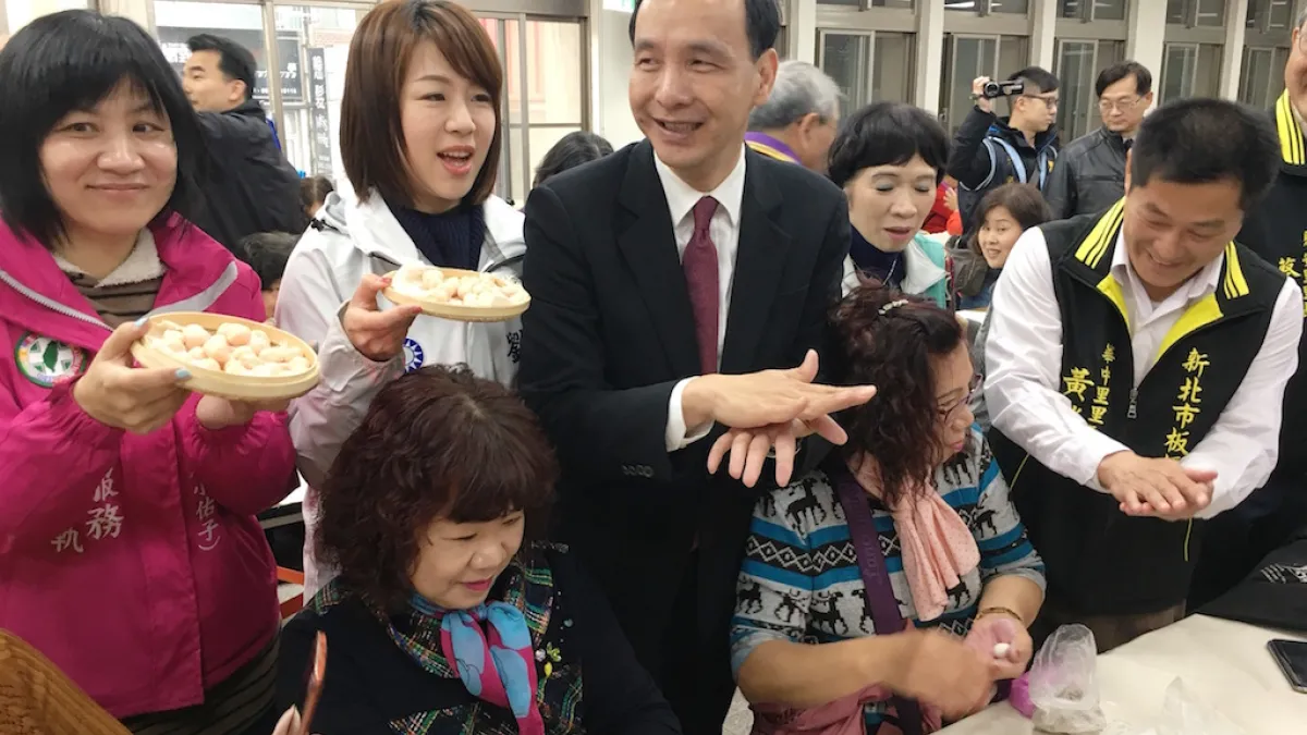 新北慶元宵已經開跑,市長朱立倫與民眾搓湯圓,磨米漿,一起共度元宵小過年。(圖/板橋區公所提供)