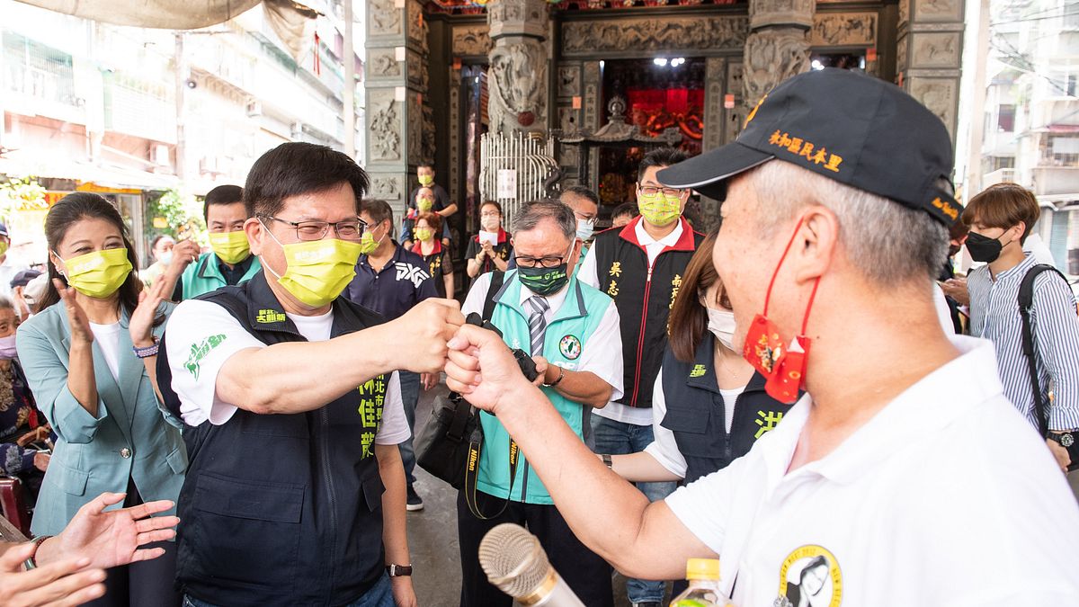 綠營小雞和地方輔選人士不滿,連台北市長參選人陳時中都知道要去掃市場,民進黨新北市長參選人林佳龍(左)的做法卻讓小雞孤立無援打陸戰,「市場真的要去啦!」(資料照,林佳龍競選辦公室提供) 綠營小雞和地方輔選人士不滿,連台北市長參選人陳時中都知道要去掃市場,民進黨新北市長參選人林佳龍(左)的做法卻讓小雞孤立無援打陸戰,「市場真的要去啦!」(資料照,林佳龍競選辦公室提供)