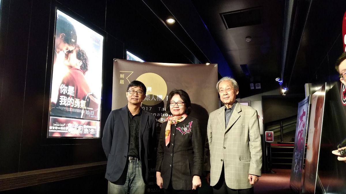 人權館籌備處陳俊宏主任(左)、公視陳郁秀董事長(中)、政治受難者代表蔡焜霖先生(右)(圖/人權影展提供) 人權館籌備處陳俊宏主任(左)、公視陳郁秀董事長(中)、政治受難者代表蔡焜霖先生(右)(圖/人權影展提供)