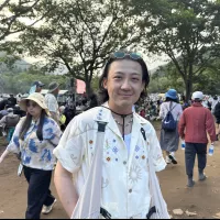 台湾の音楽ファンが熱狂するフジロックにおいて、著名詩人・李豪氏ら7人のベテラン参加者が、宿泊先の確保や脚力の強化、万全な機能性装備こそが苗場を攻略する最大の秘訣だと語った。(写真/黃信維撮影) 台湾の音楽ファンが熱狂するフジロックにおいて、著名詩人・李豪氏ら7人のベテラン参加者が、宿泊先の確保や脚力の強化、万全な機能性装備こそが苗場を攻略する最大の秘訣だと語った。(写真/黃信維撮影)