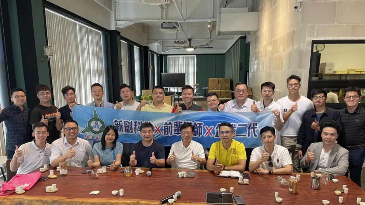 宣捷集團創辦人宣明智(前排右四)號召青年領袖籌組「台灣青年治酷聯盟」Cool solutions。(圖/方詠騰攝)