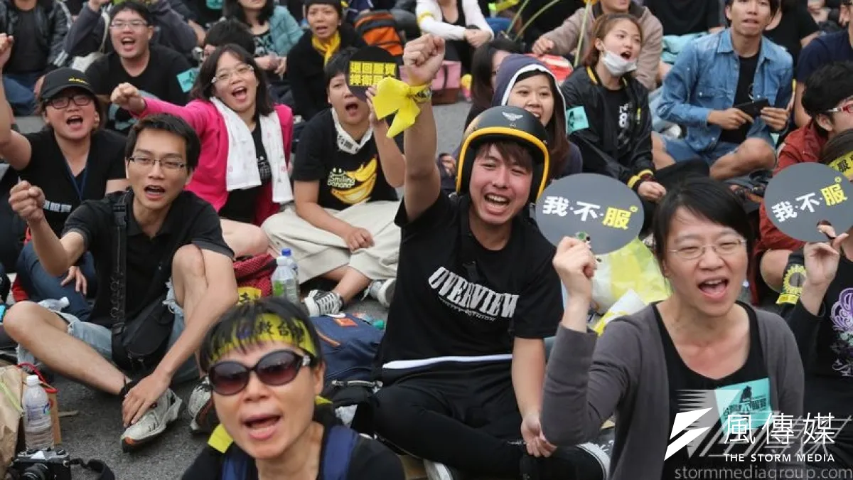 反服貿學生引領聲勢驚人的330大遊行,同樣反服貿的民進黨,卻有被邊緣化的危機。圖為330許多年輕人走上街頭。(吳逸驊攝)
