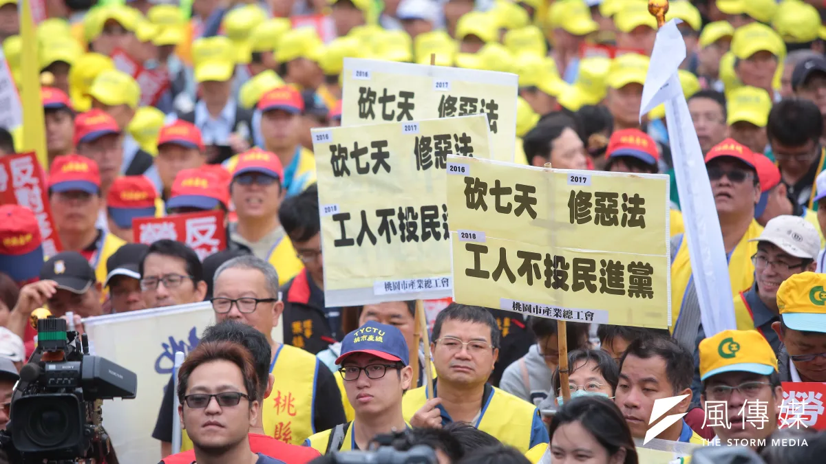 各工會、勞工團體9日於政院門口抗議勞基法修惡行動。(顏麟宇攝)