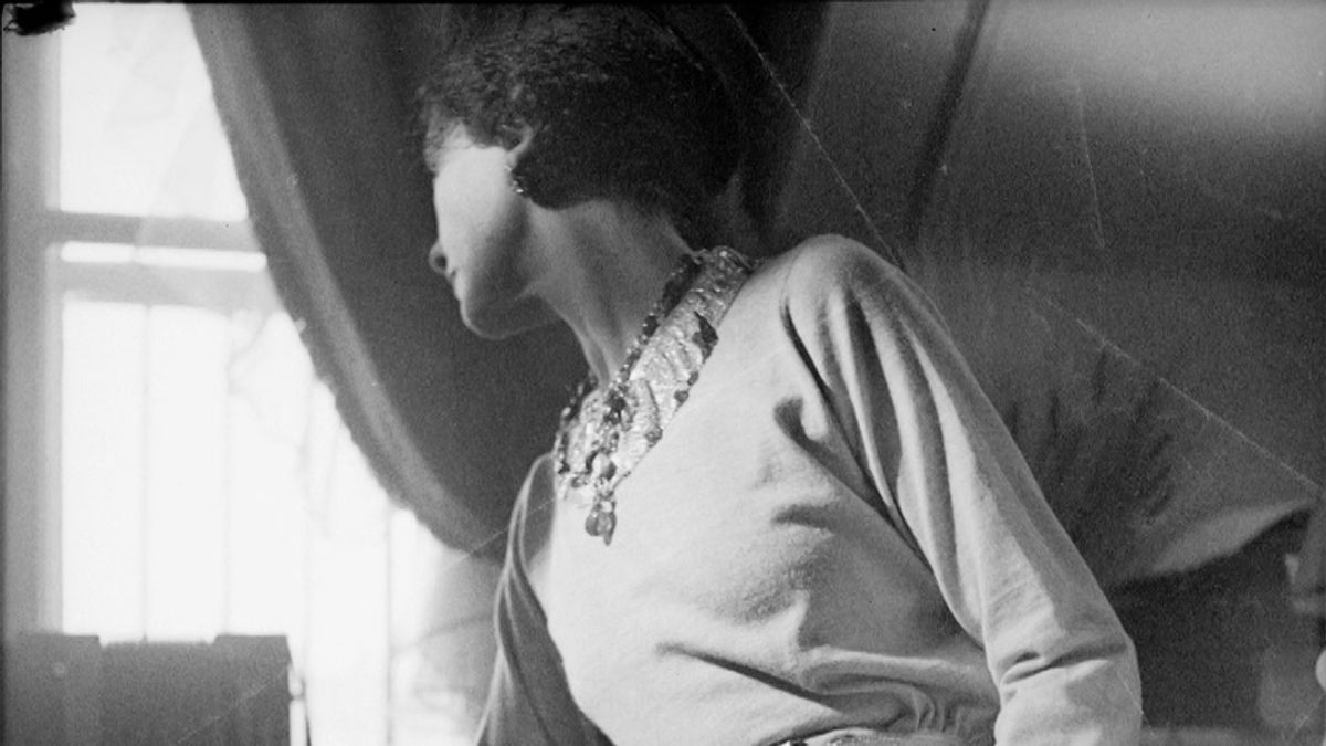 可可.香奈兒想創作一種大膽而完美的香氣,因此她需要一位天才調香師。(取自Inside CHANEL) 可可.香奈兒想創作一種大膽而完美的香氣,因此她需要一位天才調香師。(取自Inside CHANEL)