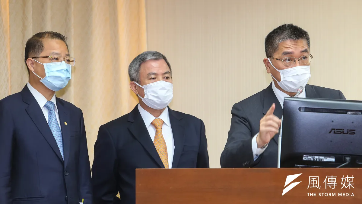 20201102-內政部長徐國勇(右起)、警政署副署長黃嘉祿、刑事警察局長黃明昭2日於內政委員會備詢。(顏麟宇攝)