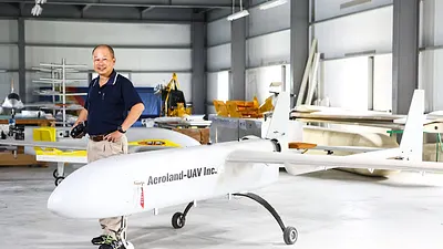 天空飛行科技創辦人李文慶與200公斤級無人機AL-200。(圖/蔡仁譯攝)