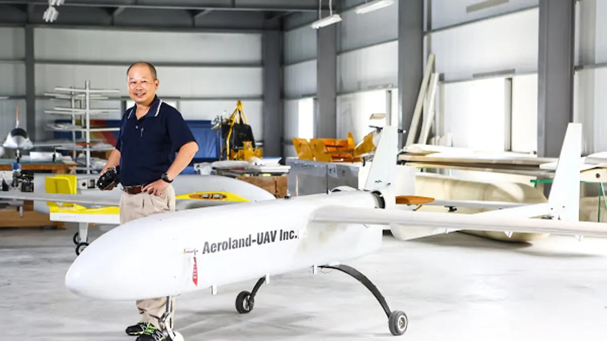 天空飛行科技創辦人李文慶與200公斤級無人機AL-200。(圖/蔡仁譯攝) 天空飛行科技創辦人李文慶與200公斤級無人機AL-200。(圖/蔡仁譯攝)