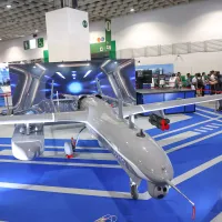 ドローンは高価な航空宇宙製品から「消耗品」へと変わり、産業の論理も大きく転換しつつある。台湾では新たな戦略産業のサプライチェーン形成に期待が集まる。写真は民間企業も製造に参加する「鋭鳶2型」ドローン。(資料写真、顔麟宇撮影) ドローンは高価な航空宇宙製品から「消耗品」へと変わり、産業の論理も大きく転換しつつある。台湾では新たな戦略産業のサプライチェーン形成に期待が集まる。写真は民間企業も製造に参加する「鋭鳶2型」ドローン。(資料写真、顔麟宇撮影)