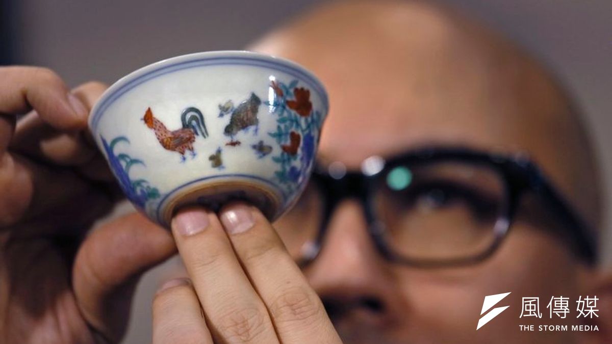 明成化鬥彩雞缸杯在香港拍賣會上,以港幣2億8000萬元天價落槌成交。(美聯社) 明成化鬥彩雞缸杯在香港拍賣會上,以港幣2億8000萬元天價落槌成交。(美聯社)