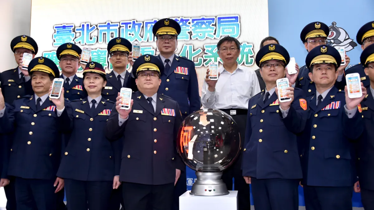 台北市長柯文哲27日在市政會議後,前往內湖文德派出所主持「應勤簿冊電子化系統」啟用儀式。(取自台北市政府)