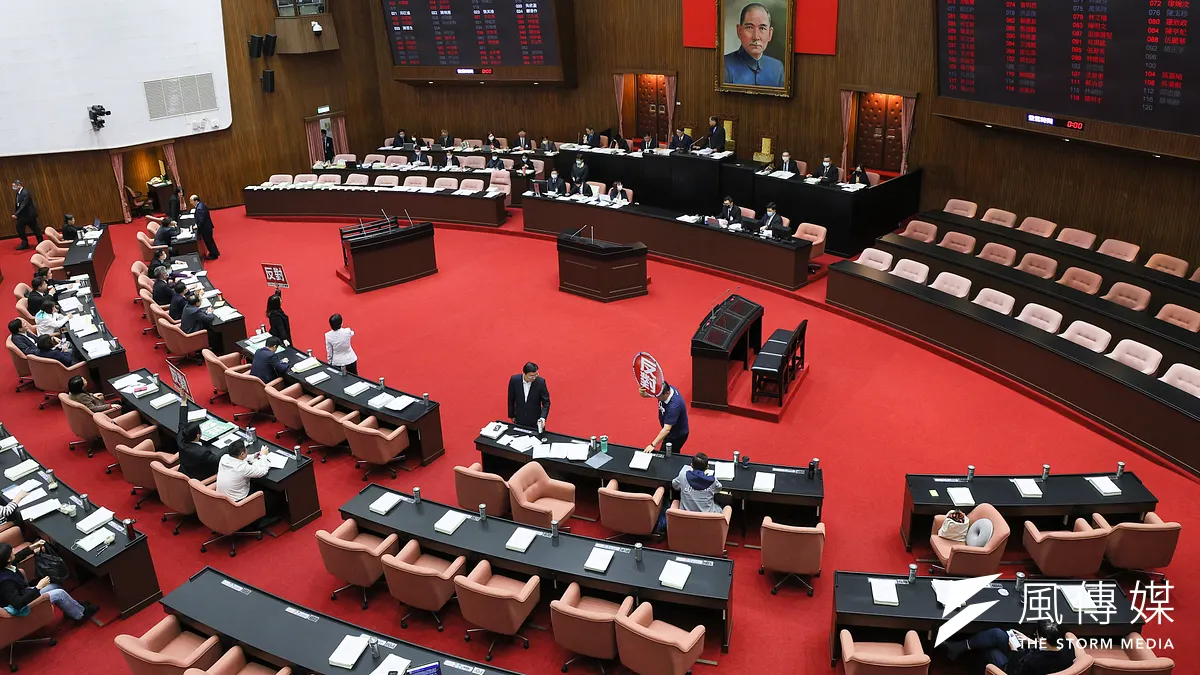 韓國瑜最終順利當選立法院長,但國會龍頭之爭「賽外賽」仍餘波盪漾。究竟綠白「電話門」誰說的才是真的?又為何傳出牽動民進黨閣揆之爭?本周政經內幕精選帶你爬梳各政黨和關鍵人物「檯面下的那些事」。(資料照,顏麟宇攝) 韓國瑜最終順利當選立法院長,但國會龍頭之爭「賽外賽」仍餘波盪漾。究竟綠白「電話門」誰說的才是真的?又為何傳出牽動民進黨閣揆之爭?本周政經內幕精選帶你爬梳各政黨和關鍵人物「檯面下的那些事」。(資料照,顏麟宇攝)